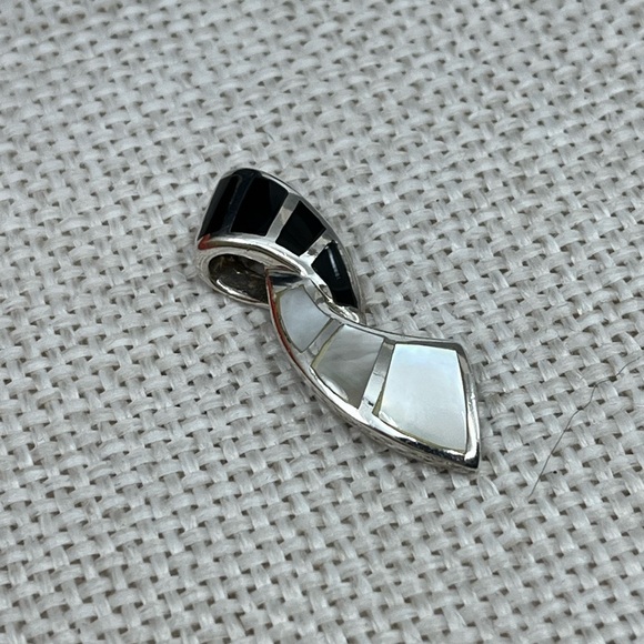 Vintage Sterling Silver Pendant with Black Onyx & Mother-of-Pearl Inlays - Picture 7 of 17